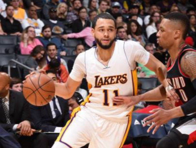 保安大爷中场硬核加入拉拉队，全场尖叫炸了！（中场惊喜！保安大爷硬核加入啦啦队，全场尖叫沸腾）