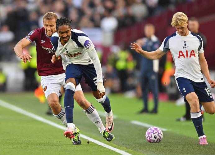 自己给自己颁奖！特朗普获首届FIFA和平奖 因凡蒂诺抛出争议言论（被指“自我加冕”，特朗普摘得首届FIFA和平奖，因凡蒂诺言论引发争议）