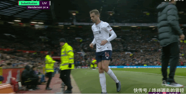 达成生涯400助里程碑，梅西赛后把球衣送给了看台上的父母