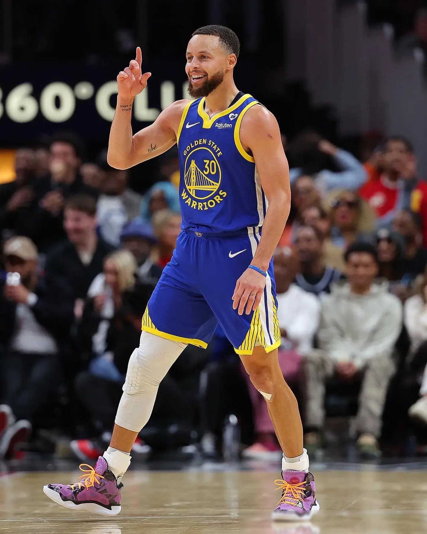 劳塔罗进球后比出A字，把进球献给受伤的前队友阿什拉夫（劳塔罗破门后比出“A”手势，将进球献给受伤的前队友阿什拉夫）