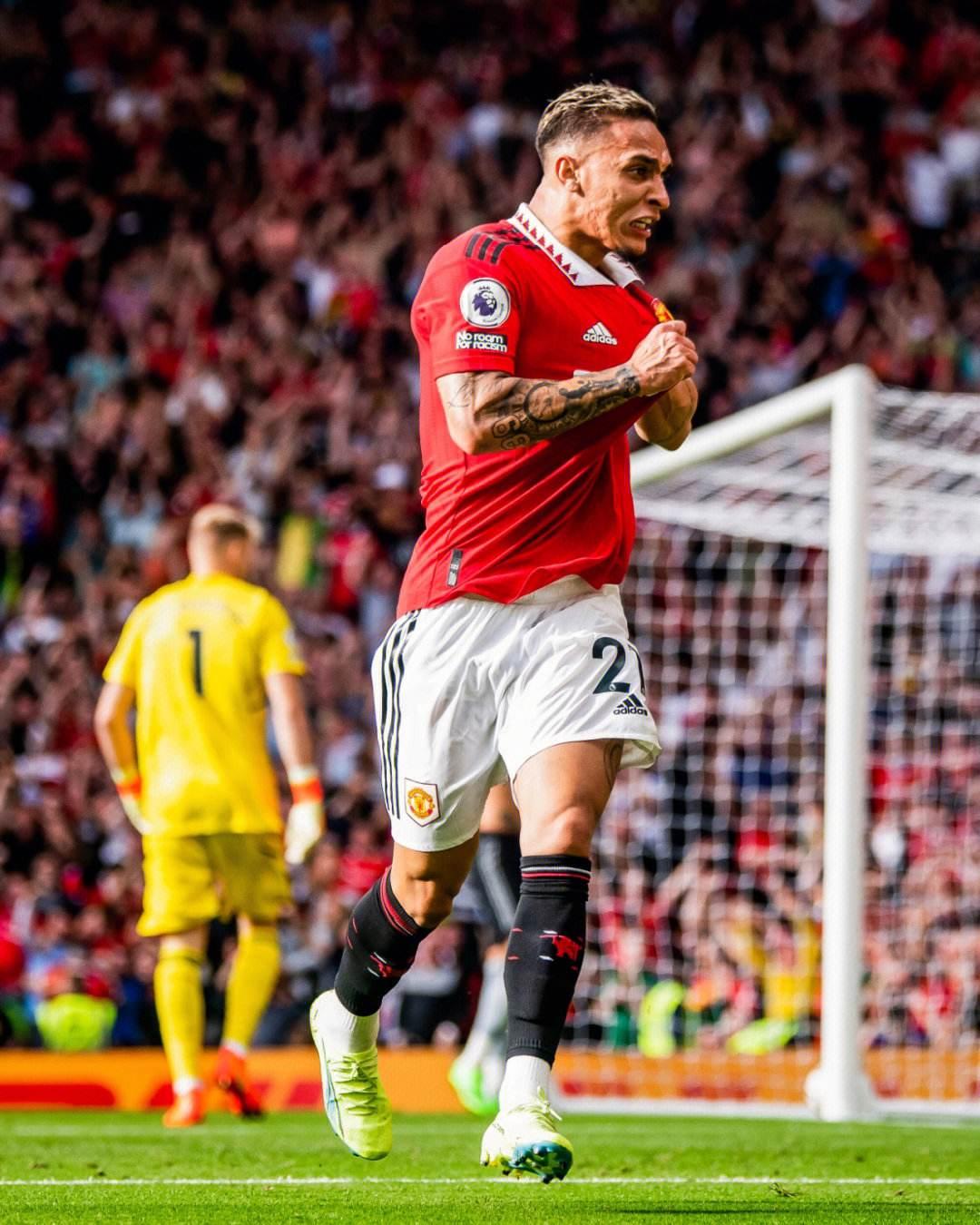 独行侠新太子？赛后众多球迷等待弗拉格签名合影（独行侠未来门面？赛后球迷蜂拥等弗拉格签名合影）