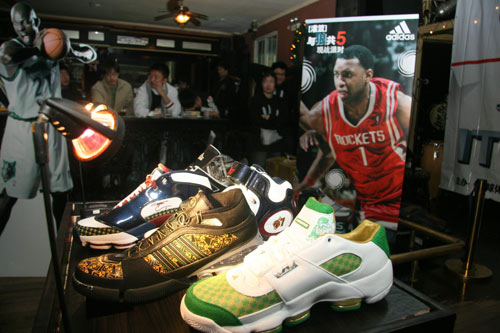 吉拉西多特生涯欧冠已打入15球，队史仅次于罗伊斯和莱万（吉拉西多特欧冠进球达15球，队史仅次罗伊斯与莱万）