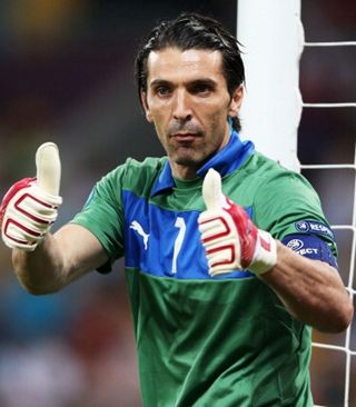 湖人生涯最强一战！斯玛特狂轰8记三分砍26分创赛季新高（湖人生涯代表作！斯玛特轰进8记三分狂砍26分，刷新赛季新高）