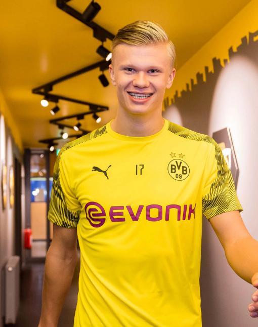 随着AC米兰3-2大逆转，意甲最新积分榜出炉：榜首易主+前三重洗牌（AC米兰3-2逆转取胜，意甲积分榜刷新：榜首易位，前三格局重组）